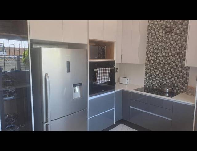 5 BEDROOM HOUSE FOR SALE IN SEA VIEW